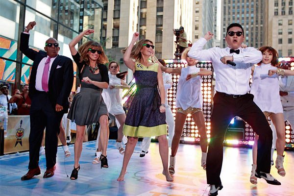 지난 9월 14일 미국 NBC ‘투데이쇼’에서 싸이가 출연자들과 함께 ‘말춤’을 추고 있다. ⓒphoto 로이터
