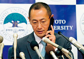 올해 노벨 생리의학상 수상자인 야마나카 신야 교토대 교수가지난 10월 8일 기자회견 중 노다 요시히코 총리로부터 축하전화를 받고 있다. ⓒphoto 로이터