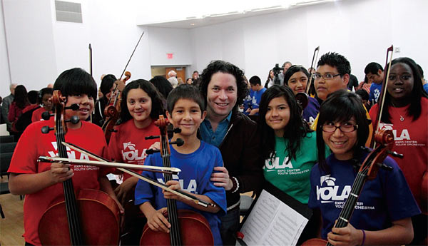 LA의 저소득층 청소년들에게 음악을 가르치고 있는 두다멜. photo LA필하모닉오케스트라