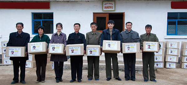 북한 주민들이 유진벨재단에서 제공한 치료약을 들고 있다. ⓒphoto 유진벨재단
