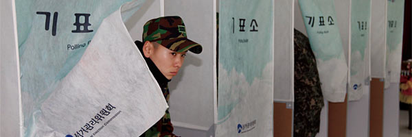 지난 12월 13일 강원도 철원 서면에서 육군 백골부대 소속 장병들이 제18대 대선 부재자 투표를 하고 있다. ⓒphoto 연합