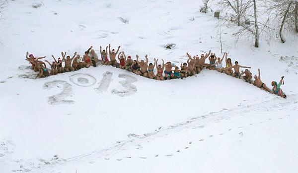 지난 12월 30일 러시아 시베리아 지방의 도시 크라스노야스크 겨울 수영 클럽 멤버들이 2013년의 상징인 뱀 형상을 이루며 사진을 찍고 있다. ⓒphoto 로이터