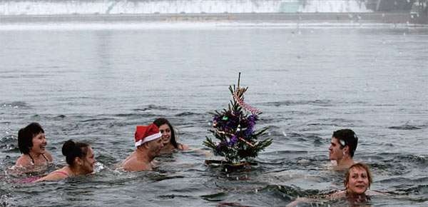 지난 12월 30일 예니세이강에서 신년맞이 수영을 즐기는 시베리아 크라스노야스크 시민들. ⓒphoto 로이터