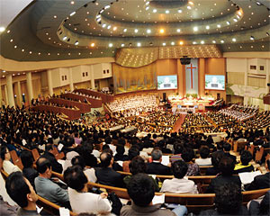 서울 영등포구에 위치한 한 대형교회의 예배 모습. 이 교회는 출석 교인 수만 수십만 명에 달하는 것으로 알려졌다. ⓒphoto 조선일보DB