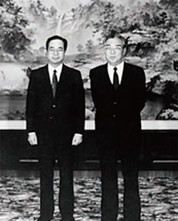 야스에 료스케 이와나미서점 전 사장(왼쪽). 그는 김일성 주석(오른쪽)과 두 번 인터뷰했다.