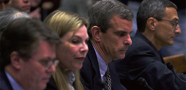 2001년 3월 1일 미 하원 정보개혁위원회에서 열린 클린턴 전 대통령의 마크 리치 사면 관련 청문회에서 존 포데스터(맨 오른쪽) 등 전직 백악관 참모들이 증언을 하고 있다. ⓒphoto AP