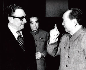 헨리 키신저 전 미국 국무장관(왼쪽)이 1973년 중국 베이징을 방문해 마오쩌둥 중국 국가주석(오른쪽), 저우언라이 총리와 함께 미·중 수교 문제를 논의하고 있다. 양국은 1979년 수교했다. ⓒphoto 조선일보 DB
