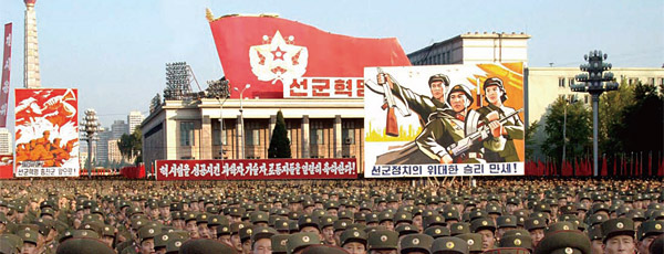 2006년 10월 1차 핵실험을 축하하기 위해 평양 김일성광장에 모인 북한군과 시민들. ⓒphoto AP
