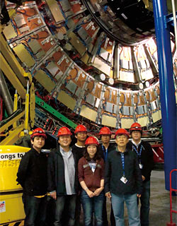 스위스 제네바 유럽핵입자물리연구소가 운용하는 거대강입자가속기(LHC)에 설치된 충돌입자검출기(CMS) 앞에 선 우리나라 학자들. 왼쪽에서 두 번째부터 고려대 문동호 박사, 서울시립대 김지현 박사, 고려대 심광숙 명예교수, 그 외 나머지 사람들은 학부인턴, 대학원생이다. 이 사진은 2009년 찍은 것으로 문동호 박사는 현재 미국 시카고대 박사후 과정에 있다. ⓒphoto 서울시립대 CMS센터