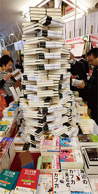 하루키의 신작 소설 수백 권으로 ‘책탑’을 쌓은 도쿄 산세이도 서점 풍경. ⓒphoto 연합