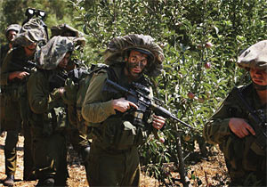 레바논과의 국경을 수색하고 있는 이스라엘 병사들. ⓒphoto 로이터
