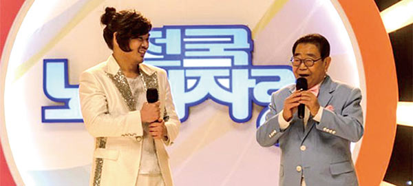 영화 ‘전국노래자랑’에서 주인공 봉남이 사회자 송해(오른쪽)와 대화를 나누고 있다.
