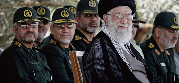 아야톨라 알리 하메네이 이란 최고지도자(가운데)가 5월 27일 테헤란에서 열린 혁명수비대 소속 그룹의 졸업식에 참석해 있다. ⓒphoto AP
