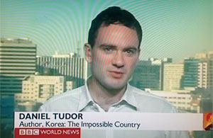 ‘한국: 불가능한 나라’를 쓴 다니엘 튜더. 그가 BBC TV에 출연한 장면이다.