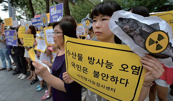 지난 8월 1일 서울 종로구 일본대사관 앞에서 후쿠시마 원전 사태 해결을 촉구하는 시민단체의 시위가 벌어졌다. ⓒphoto 조선일보 DB