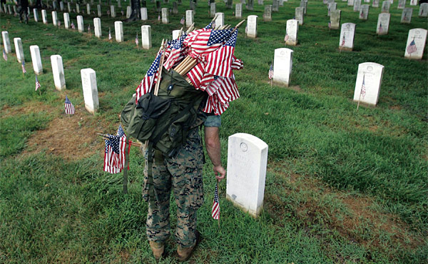 미국 워싱턴DC 알링턴 국립묘지의 묘역. 사병과 장성을 구분하지 않고 사망일자 순으로 배치했다. ⓒphoto 로이터