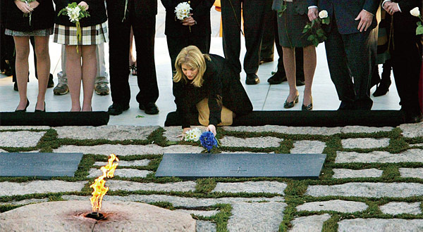 2003년 11월 22일 존 F 케네디 전 미국 대통령의 40주기를 맞아 딸 캐롤라인이 헌화하고 있다. ⓒphoto 연합