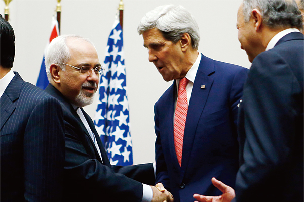지난해 11월 24일 스위스 제네바에서 이란과 ‘P5+1’의 핵 협상이 타결된 후 미국의 케리 국무장관(가운데)과 이란의 자리프 외무장관(왼쪽)이 악수하고 있다. ⓒphoto AP