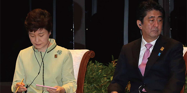 지난해 10월 7일 인도네시아 발리에서 열린 APEC 정상회의에 참석한 박근혜 대통령(왼쪽)과 아베 총리. ⓒphoto 뉴시스