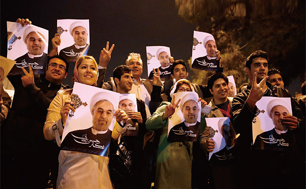 지난해 11월 이란 수도 테헤란 시민들이 하산 로하니 이란 대통령의 사진을 들고 핵 협상 타결을 기뻐하고 있다. ⓒphoto AP·뉴시스