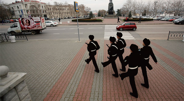 세바스토폴 시내를 행진하는 러시아 흑대함대 병사들. ⓒphoto 연합