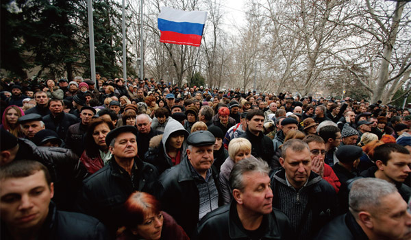 지난 2월 24일 친서방 우크라이나 시위 사태에 반대하며 친러시아 시위를 벌이는 세바스토폴 시민들. ⓒphoto 연합
