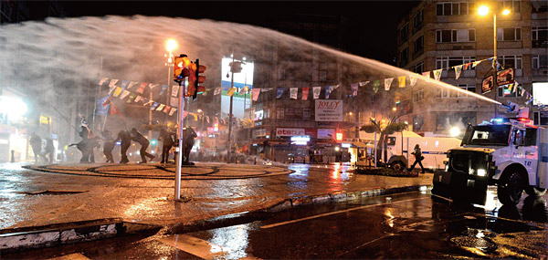 지난 2월 25일 에르도안 총리 사퇴를 촉구하는 시위대에 터키 경찰이 물대포를 쏘고 있다. ⓒphoto 연합