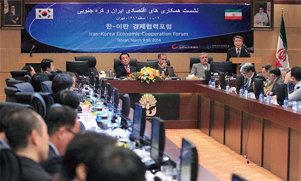 지난 3월 9일 테헤란 국제상설전시장 내 ITPO 대회의실에서 열린 ‘2014 한·이란 경제협력포럼’에서 김창기 조선뉴스프레스 대표가 환영사를 하고 있다.