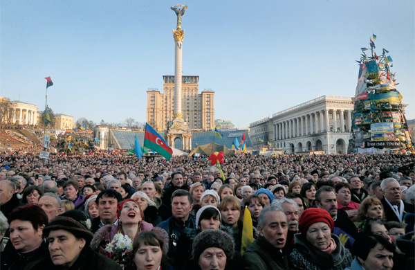 지난 3월 9일 우크라이나의 수도 키예프의 독립광장에서 열린 집회에서 우크라이나인들이 국가를 부르고 있다. 푸틴 러시아 대통령의 정적(政敵)인 러시아 전 석유재벌 미하일 호도르코프스키는 이날 반(反)러시아 시위대를 상대로 연설했다. ⓒphoto AP