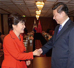 박근혜 대통령이 지난 3월 23일 네덜란드 헤이그에서 열린 한·중 정상회담에서 시진핑 중국 국가주석과 악수를 나누고 있다. ⓒphoto 뉴스1