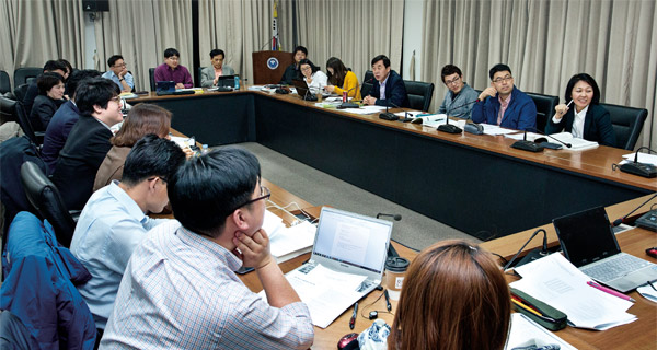 지난 4월 2일 저녁 서울시 종로구 삼청동에 위치한 북한대학원대학교 대회의실에서 학생들이 수업을 듣고 있다. ⓒphoto 김종연 영상미디어 기자