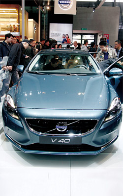 2014년 제네바 모터쇼에 전시된 볼보차에 많은 사람들의 관심이 쏠렸다. 볼보는 2010년 중국 지리자동차에 인수됐다. ⓒphoto 연합