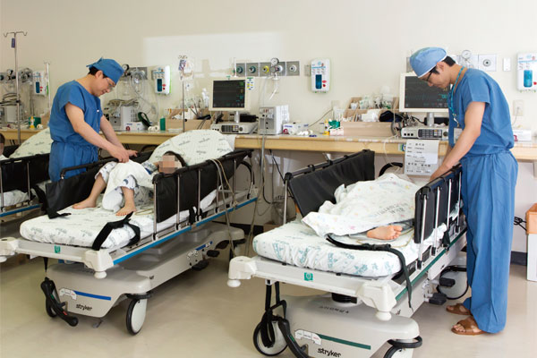 서울대병원 어린이병원 수술 회복실에서 김장언 수간호사(왼쪽)와 김철환 간호사가 어린이 환자들을 돌보고 있다. ⓒphoto 이경민 영상미디어 기자