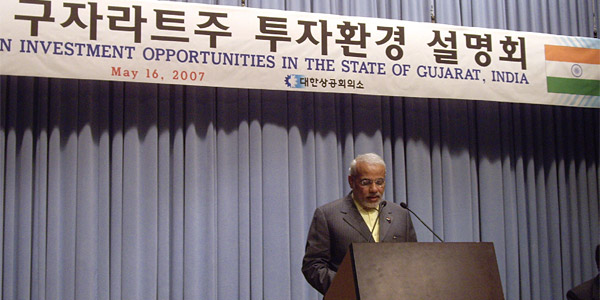 모디 총리가 2007년 5월 16일 구자라트주 총리 당시 한국을 방문, 구자라트주 투자환경 설명회를 열고 연설하고 있다. ⓒphoto 최준석