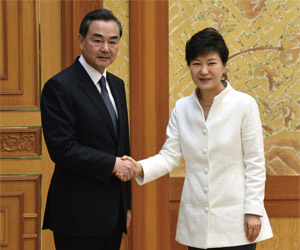 박근혜 대통령과 왕이 중국 외교부장(왼쪽). ⓒphoto 뉴시스