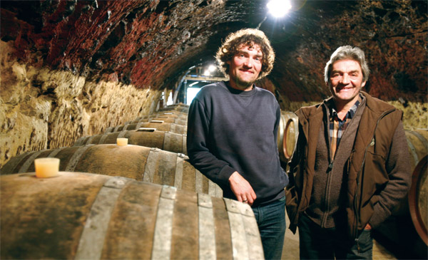 도멘 드 지구의 동굴 셀러에서 포즈를 취한 ‘닮은꼴’ 부자 조엘 지구(오른쪽)와 아들 루도빅.