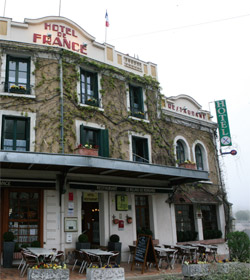 라 샤를르 쉬르 르 루아 마을 중심가에 있는 호텔.