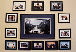 에드워드 로이스 미 하원 외교위원장 사무실 내 벽면에 걸려 있는 사진들. 가운데 큰 사진이 두 동강 난 천안함 사진. ⓒphoto 최준석