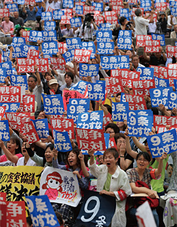 일본 도쿄에서 시민들이 지난 6월 17일 아베 신조 총리가 추진 중인 집단자위권 행사 허용을 반대하는 집회를 열고 있다. 이들은 ‘전쟁하는 나라는 절대 싫다’는 문구가 쓰인 현수막과 ‘전쟁 반대’라는 피켓을 들고 시위를 벌였다. ⓒphoto 마이니치신문