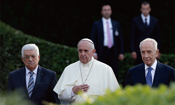 지난 6월 8일 바티칸을 방문해 프란치스코 교황(가운데), 압바스 팔레스타인 정부수반(왼쪽)과 만난 페레스 당시 대통령. ⓒphoto AP