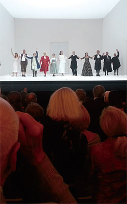 바이에른 국립오페라극장에 오른 푸치니 오페라 ‘토스카’. 관객들의 열띤 기립박수 덕분에 출연진은 10여차례 무대에 불려 나왔다.