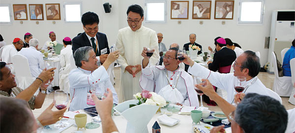황새바위성지에서 아시아주교단 정찬을 마련한 최상순 신부(가운데 서있는 신부)가 참석한 주교단과 인사를 나누고 있다.