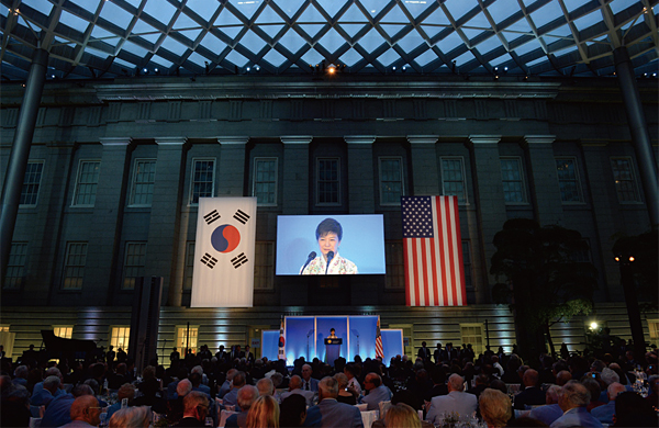 박근혜 대통령이 지난해 5월 7일 미국 워싱턴 스미스소니언박물관에서 열린 ‘한·미동맹 60주년 기념만찬’에 참석해 인사말을 하고 있다. photo 청와대