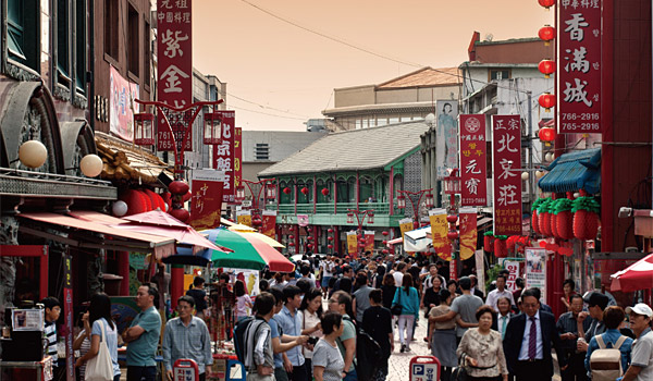 인천 개항 때부터 형성된 차이나타운은 인천에서 중국 본토의 맛을 느껴보려는 관광객들로 붐빈다.