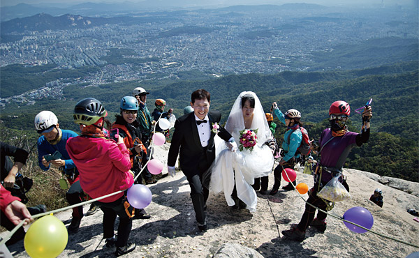 “두 사람은 인수봉이 무너질 때까지 아끼고 사랑하겠습니까?” 북한산 인수봉정상에서의 특별한 가을 결혼식 풍경(오른쪽)과 결혼식이 열린 인수봉 정상으로 향하는 하객들.