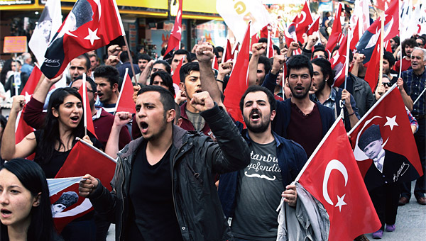 지난 10월 8일 당국의 발포로 쿠르드인 시위자 수십 명이 사망하자 3일 뒤인 10월 11일 앙카라에서 수백 명의 쿠르드족 터키 청년들이 시위를 벌이고 있다. ⓒphoto 연합