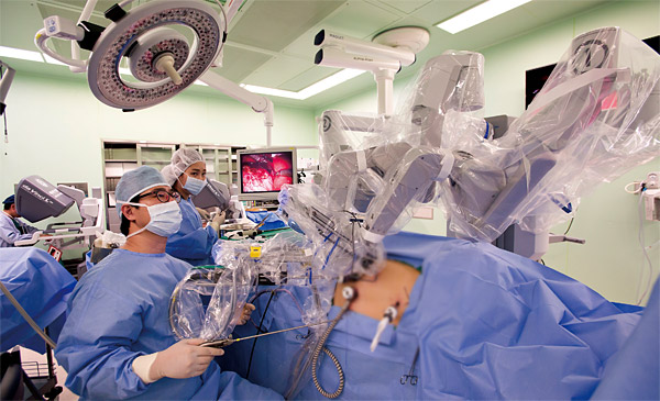 지난 11월 11일 연세대 세브란스병원에서 진행된 수술로봇 다빈치 SI를 이용한 신장암 수술 장면. ⓒphoto 한준호 영상미디어 차장대우