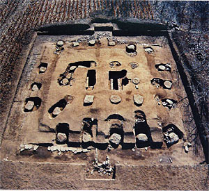 중국이 지난 2004~2005년 발굴한 지린성 허룽시 룽하이촌에 있는 발해 고분군 유적.