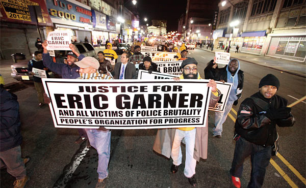 지난 12월 4일 뉴저지주 뉴워크에서 수백 명의 시위대가 흑인 에릭 가너를 체포하다가 목을 졸라 숨지게 한 대니얼 판탈레오 경관에 대한 뉴욕주 스탠튼아일랜드 대배심의 불기소 결정에 항의하는 시위를 하고 있다. ⓒphoto AP·뉴시스