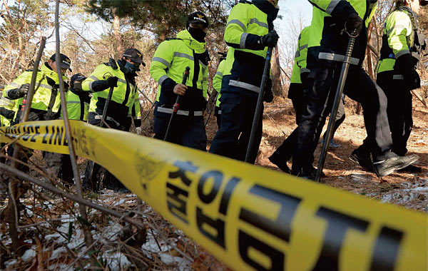 지난 12월 5일 오전 토막 난 시신 일부가 발견된 경기도 수원 팔달산 등산로에서 경찰들이 수색 작업을 벌이고 있다. ⓒphoto 뉴스1
